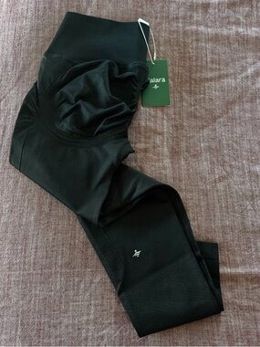 HALARA Black Scoop-Neck Active Top